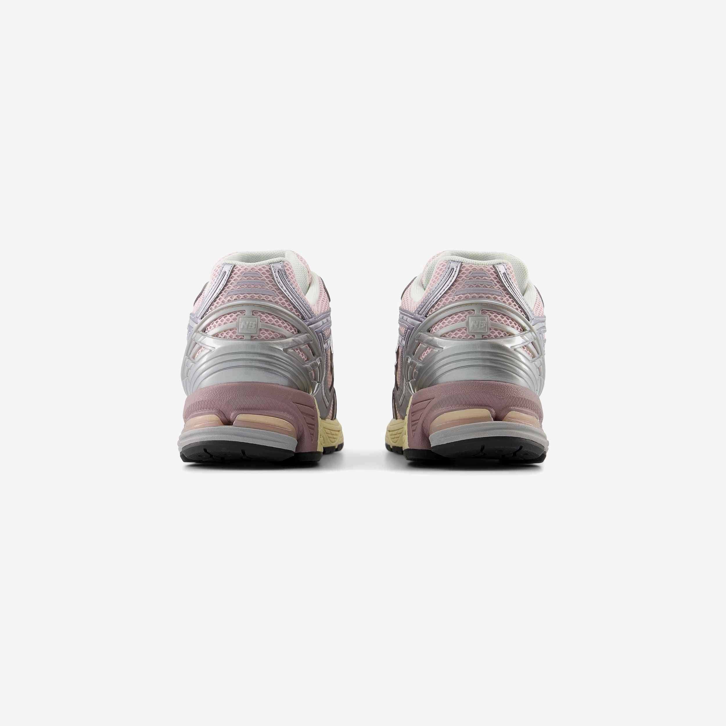 1906R Nike Max 1 sneakers