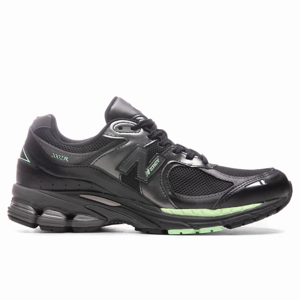 2002R - Black New Balance shoes for walking and running