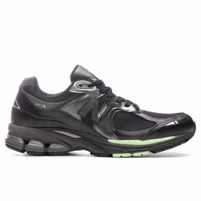 2002R - Black New Balance shoes for walking and running
