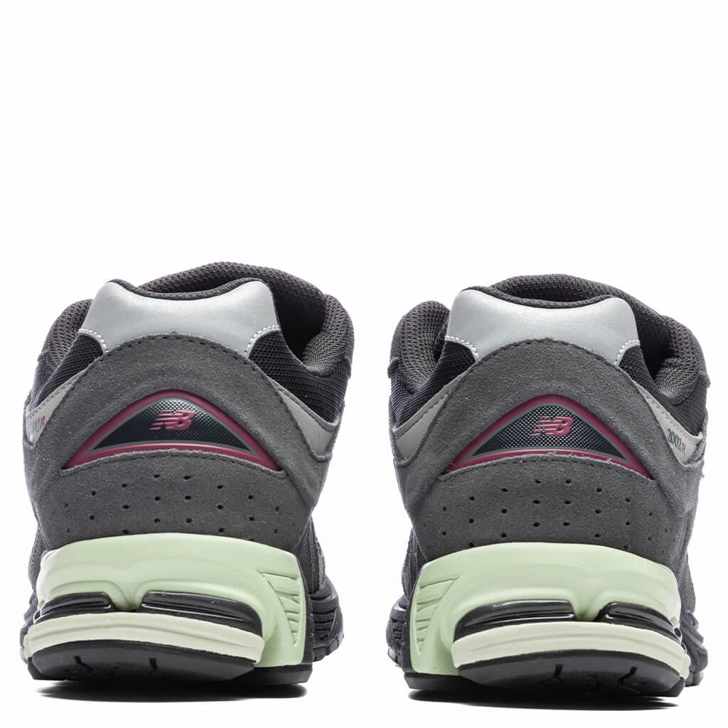 2002R - Magnet/Hi-pink New Balance Sport & Comfort Shoes