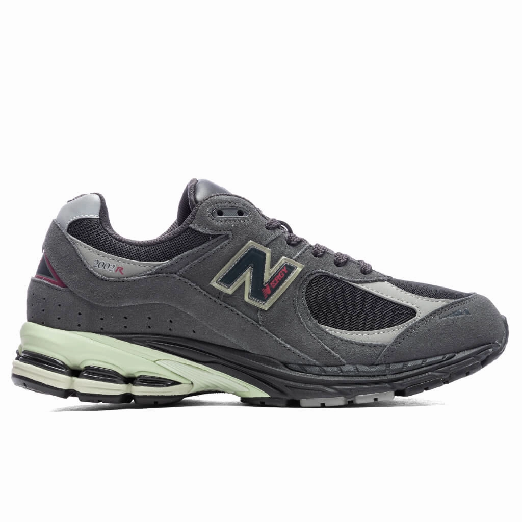 2002R - Magnet/Hi-pink New Balance shoes for walking and running