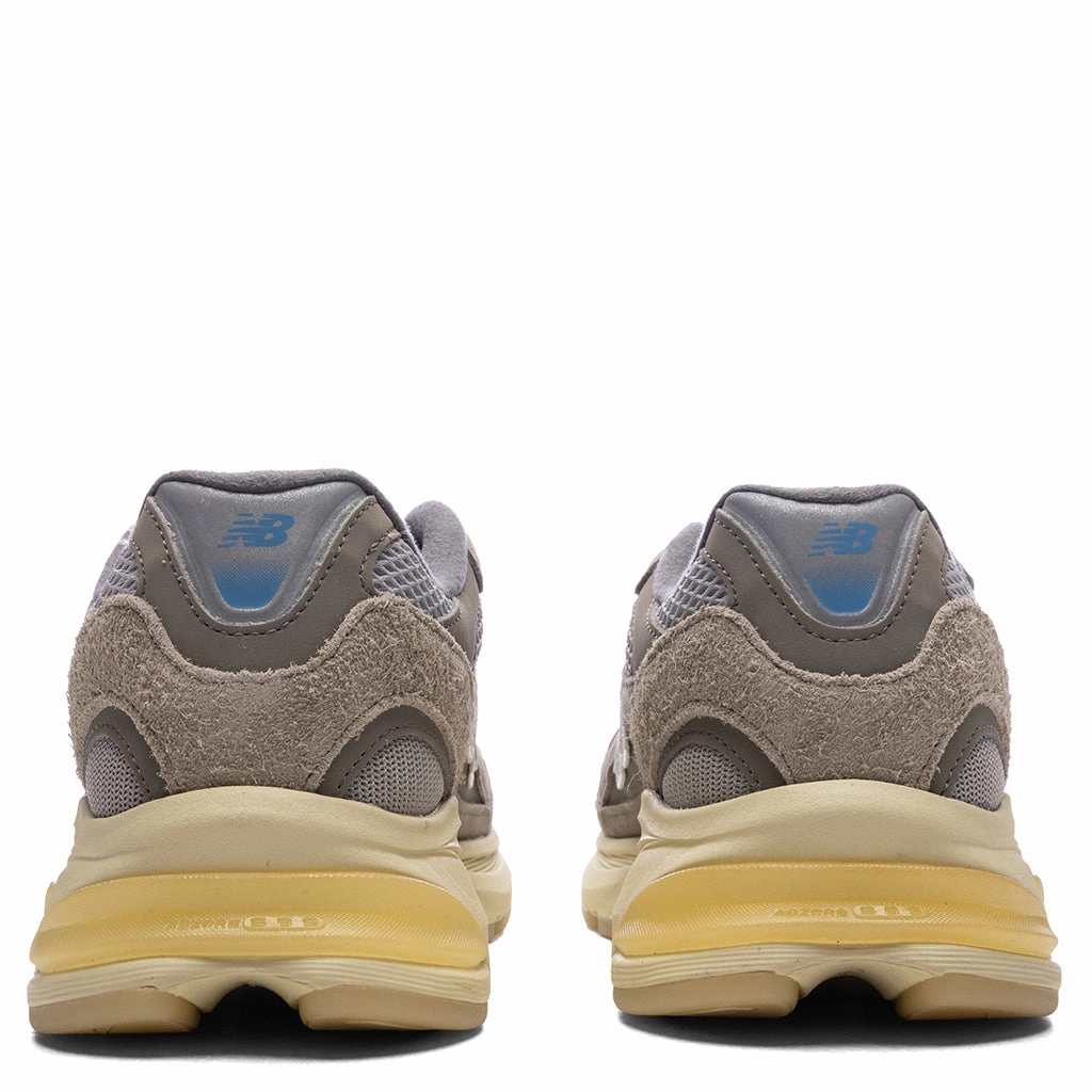 2010 Grey Days - Raincloud/Arid Stone/Calcium New Balance Sport & Comfort Shoes