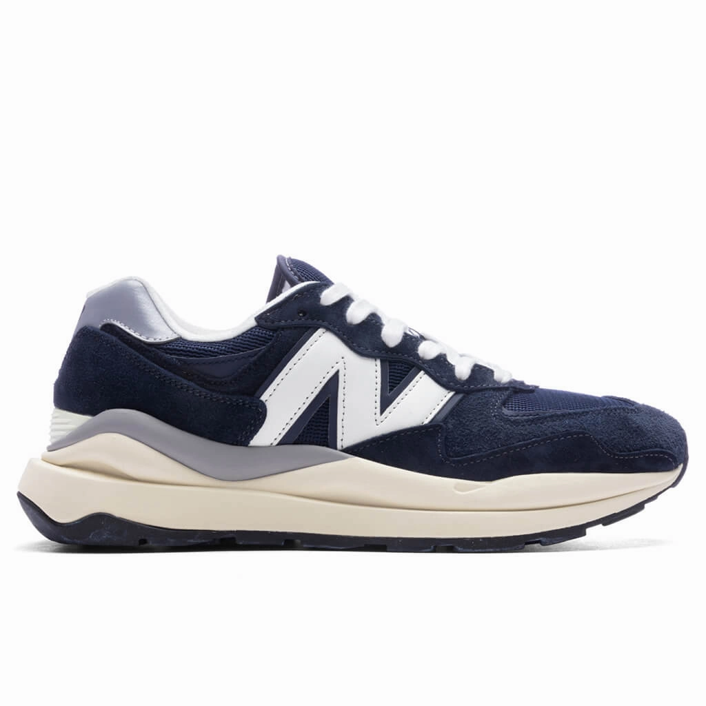 57/40 - Eclipse New Balance shoes for walking and running