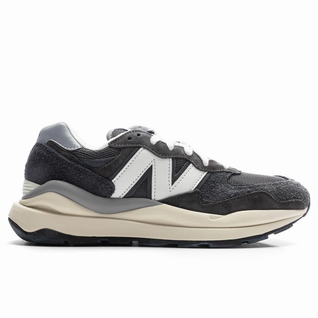 57/40 - Magnet New Balance shoes for walking and running