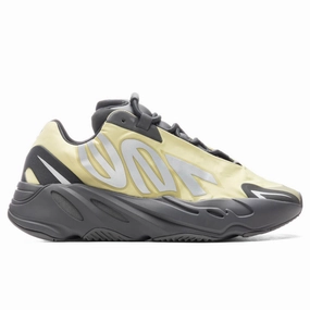 700 MNVN - Resin Classic Adidas sneakers with timeless style