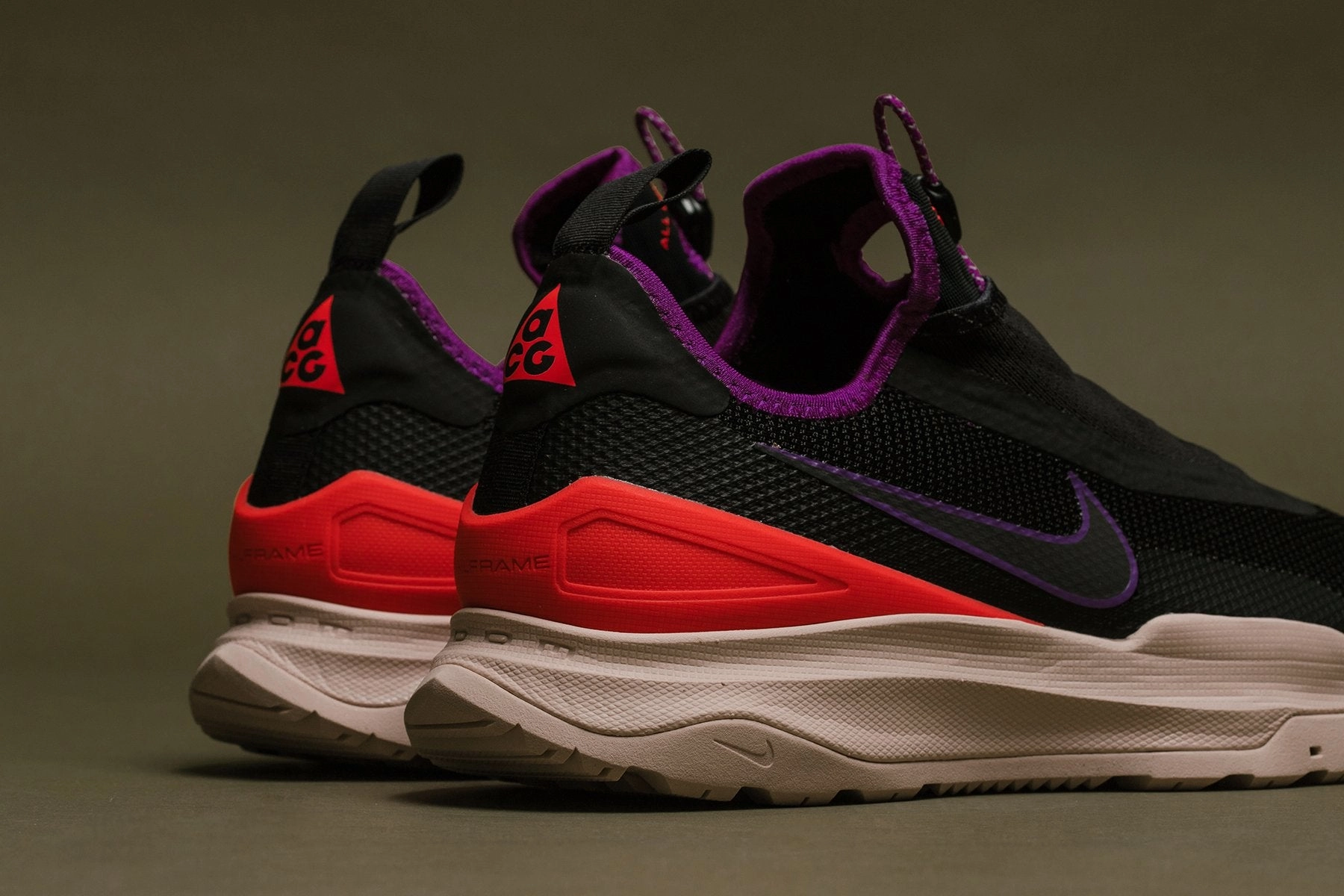 ACG Zoom Air AO - Black/Laser Crimson Nike Foam Comfort Trainers