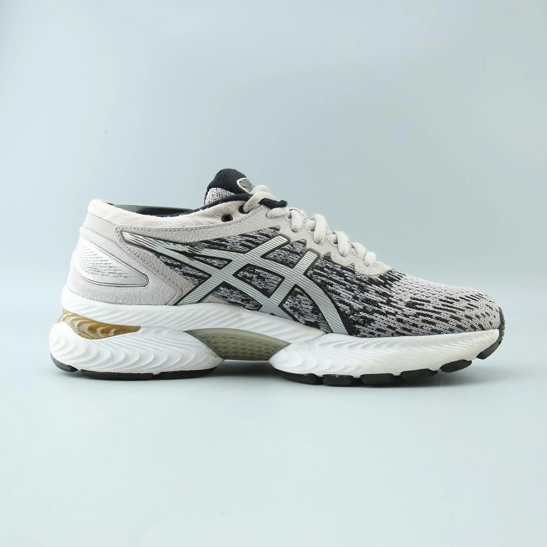 ASICS GEL NIMBUS 22 performance running shoe photos