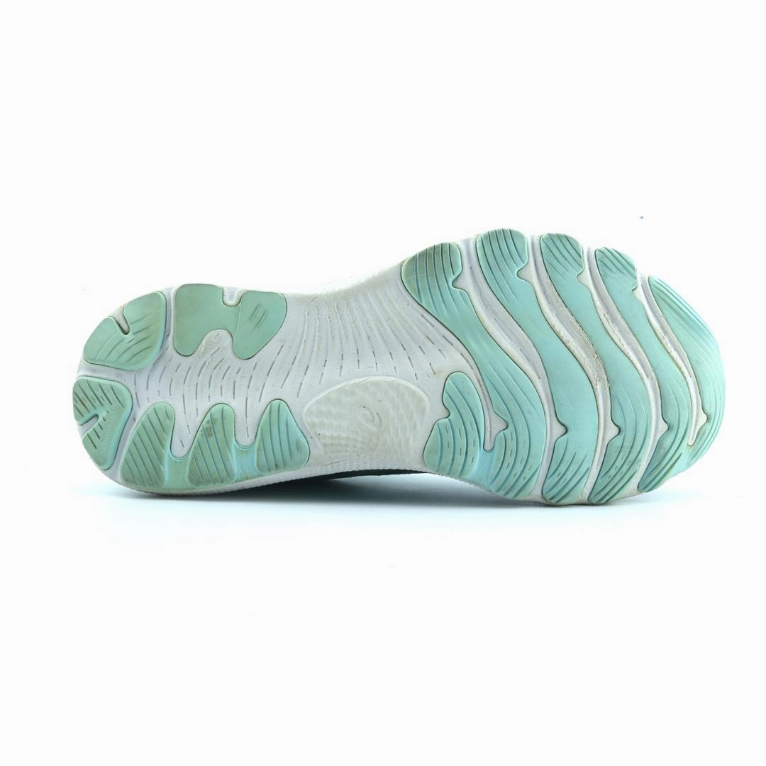 ASICS GEL NIMBUS 24 lightweight athletic shoe visuals