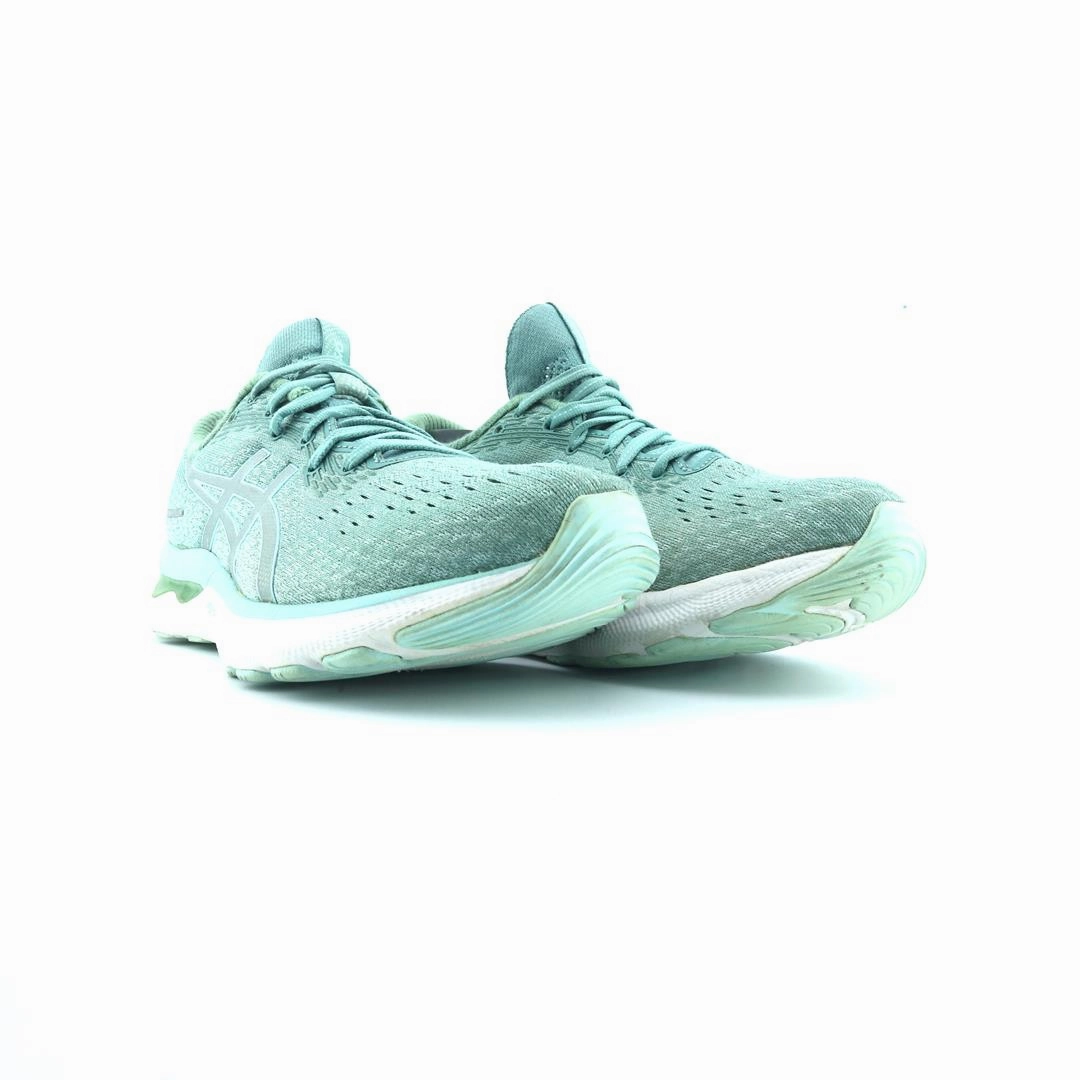 ASICS GEL NIMBUS 24 lightweight athletic shoe visuals