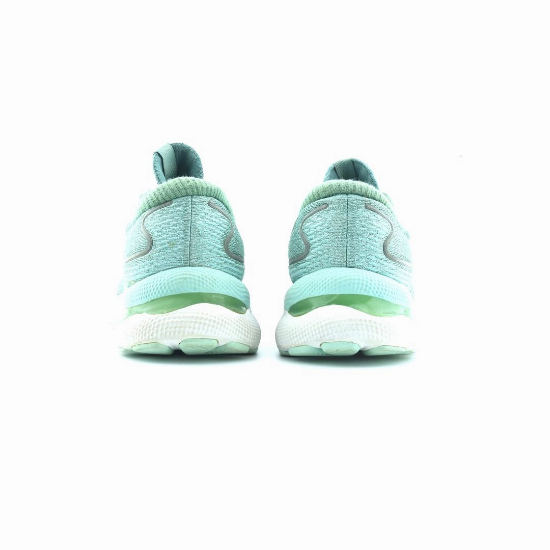 ASICS GEL NIMBUS 24 lightweight athletic shoe visuals