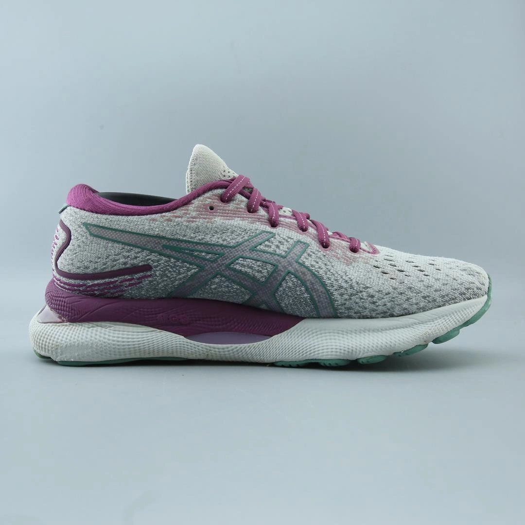 ASICS GEL NIMBUS 24 performance running shoe photos