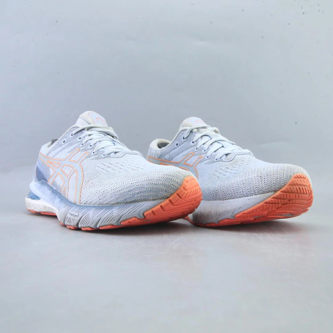 ASICS GT 2000 10 lightweight athletic shoe visuals