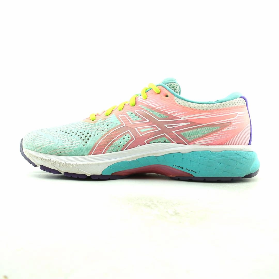 ASICS GT-2000 8 sporty Asics footwear images
