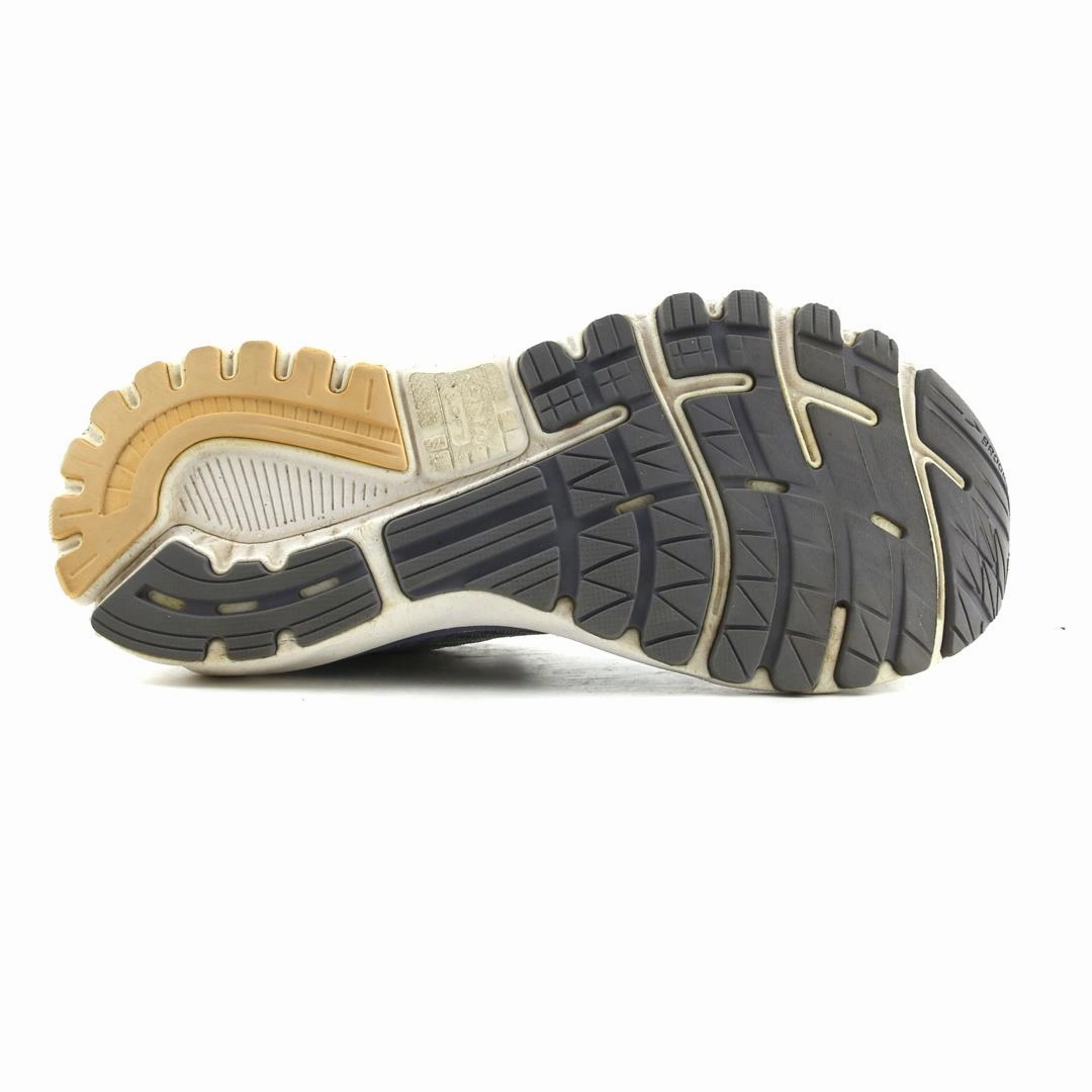 BROOKS ADRENA Brooks running shoe close-ups