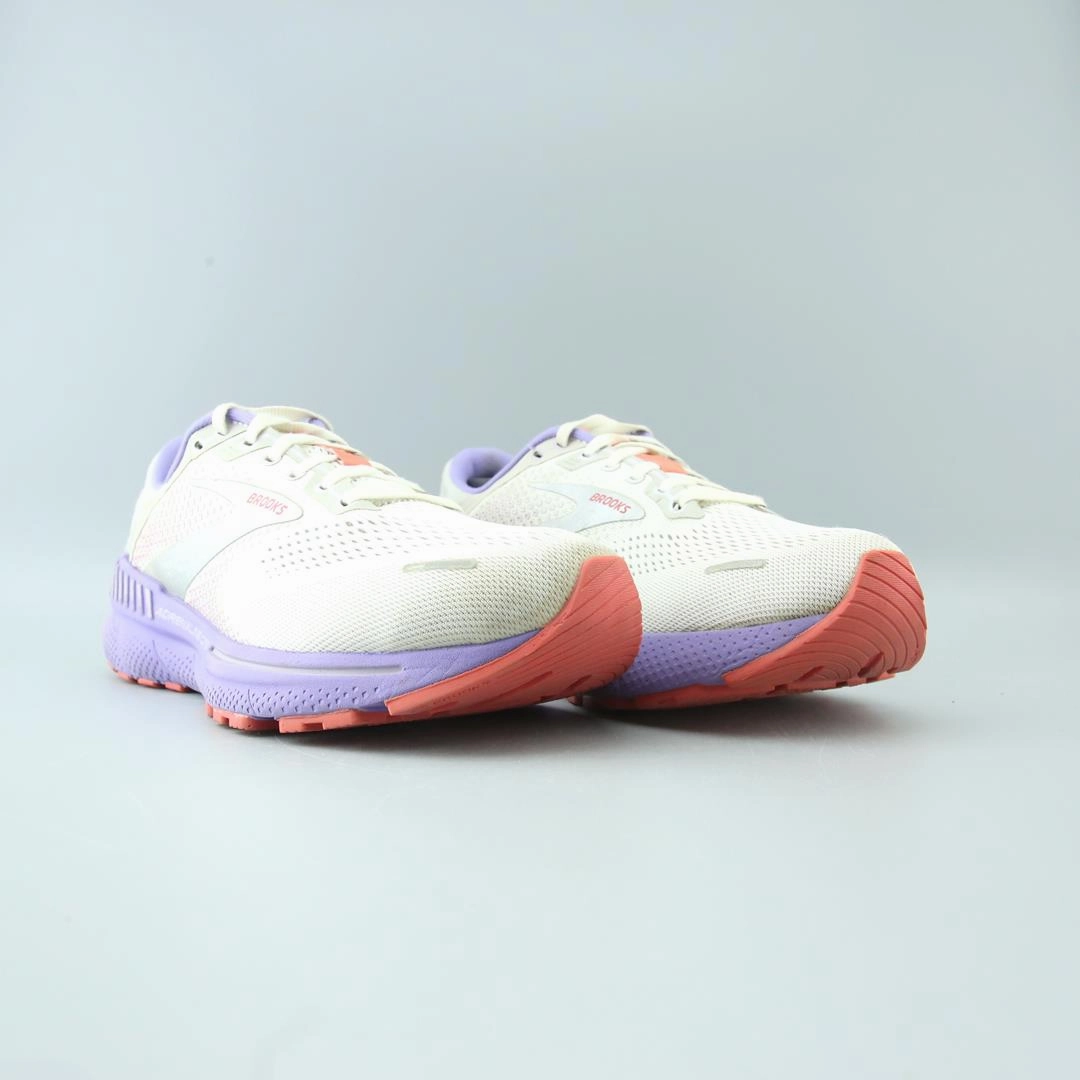 BROOKS ADRENALINE GTS 22 performance running shoe visuals
