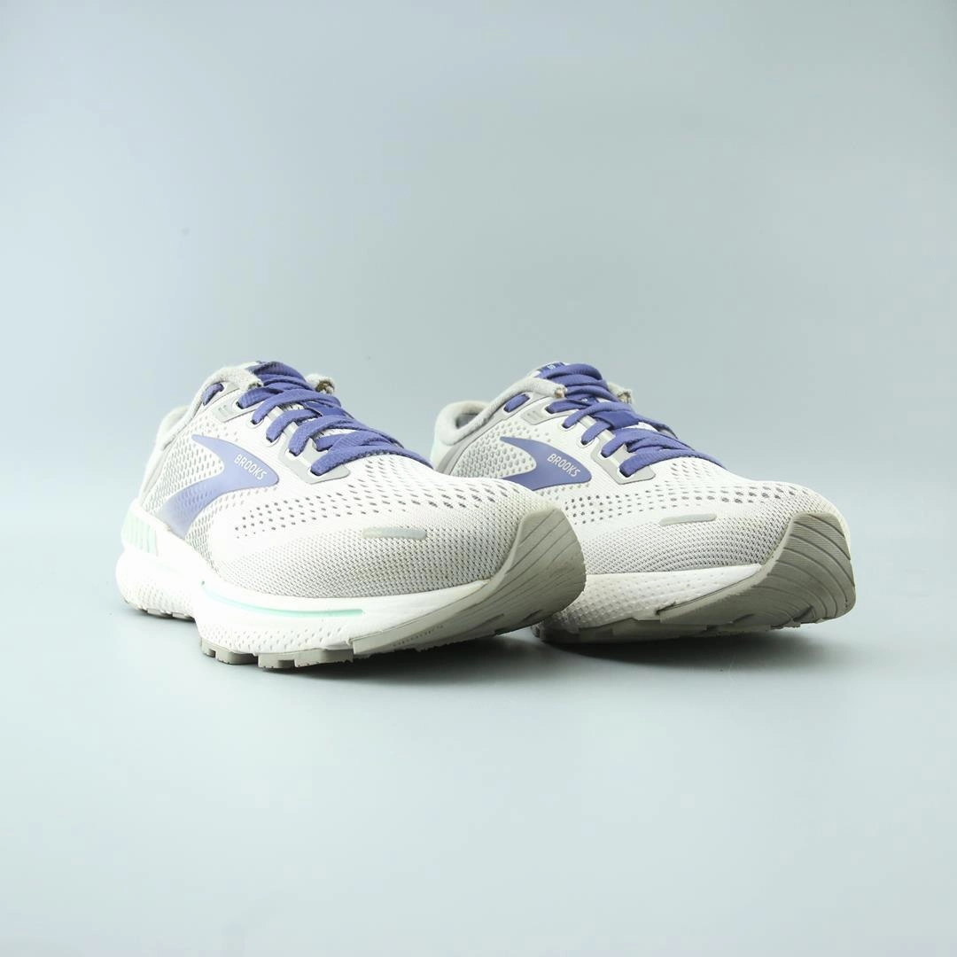 BROOKS ADRENALINE GTS 22 performance running shoe visuals