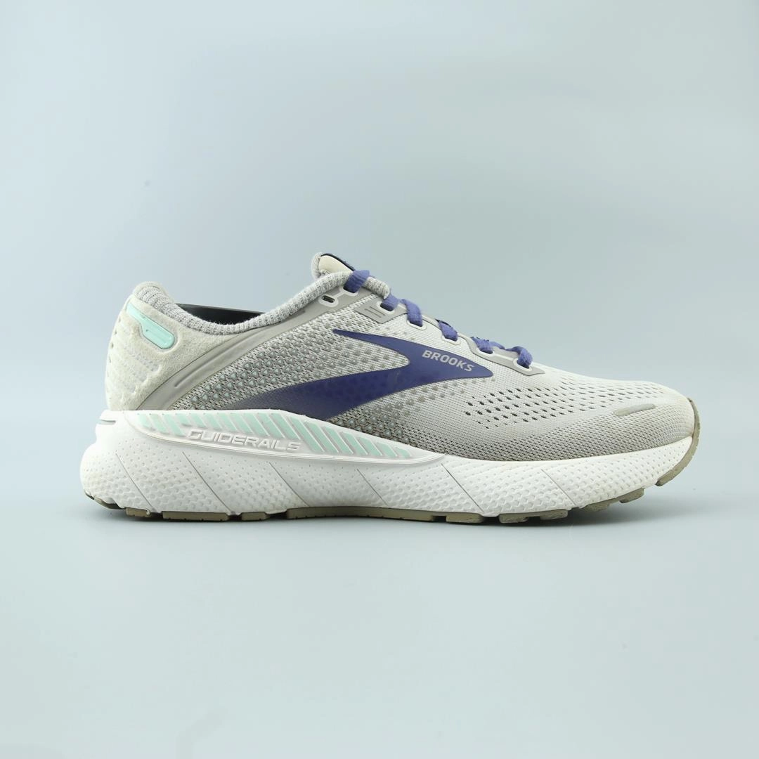 BROOKS ADRENALINE GTS 22 performance running shoe visuals