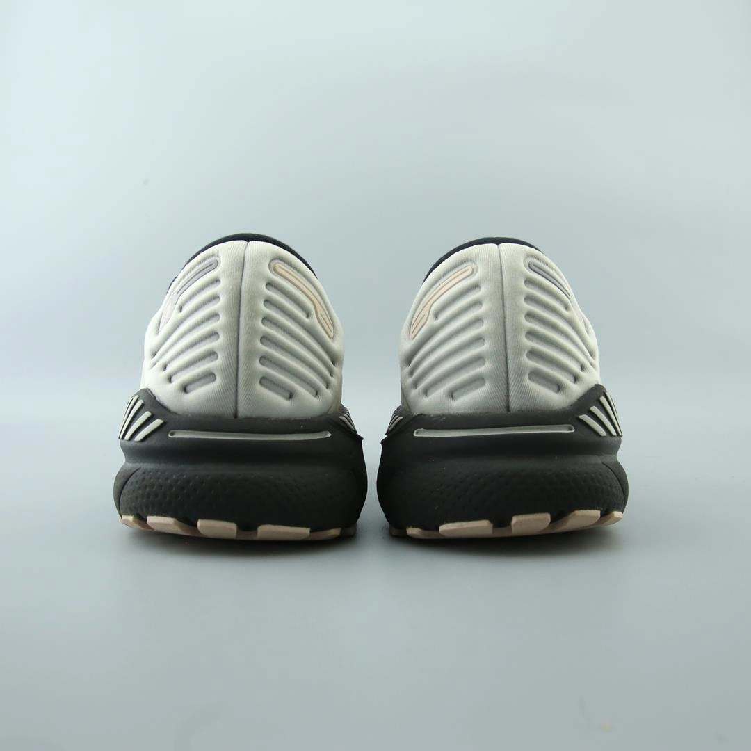 BROOKS ADRENALINE GTS 22 performance running shoe visuals