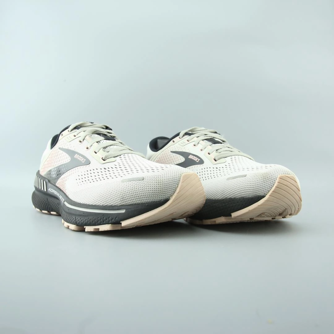 BROOKS ADRENALINE GTS 22 performance running shoe visuals