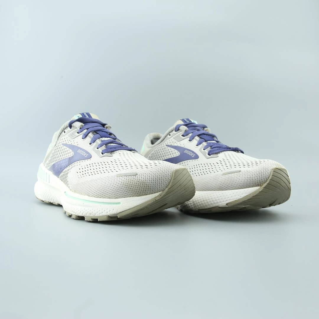 BROOKS ADRENALINE GTS 22 performance running shoe visuals
