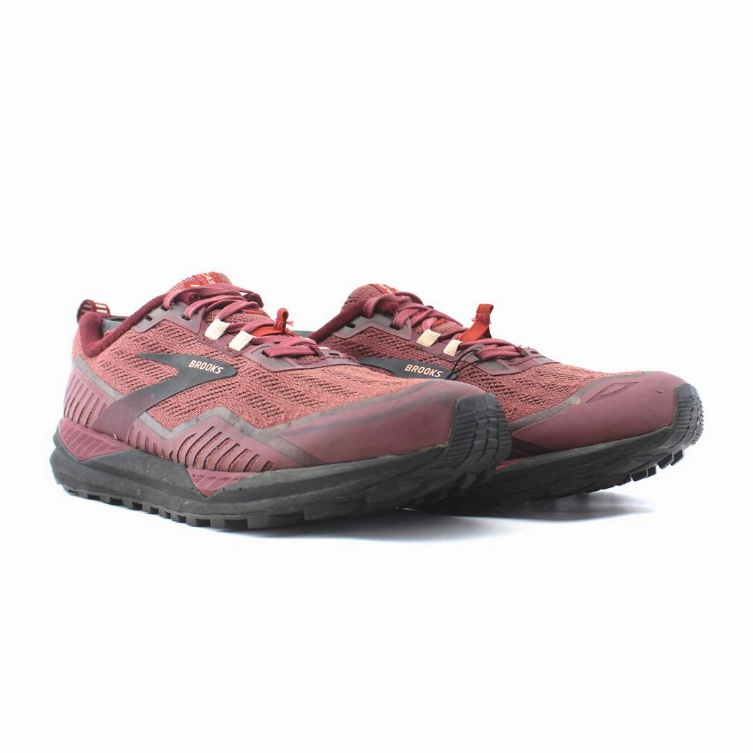 BROOKS CASCADIA 15 Brooks running footwear shots