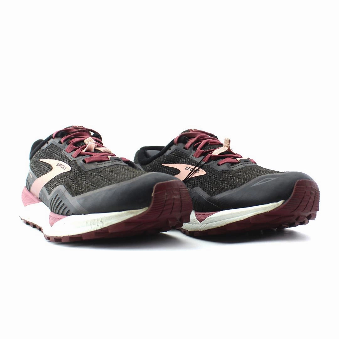 BROOKS CASCADIA 15 Brooks running footwear shots