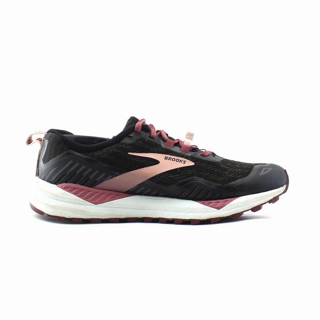 BROOKS CASCADIA 15 Brooks running footwear shots