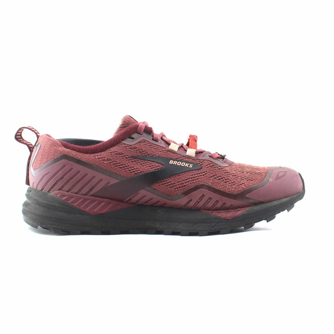 BROOKS CASCADIA 15 Brooks running footwear shots