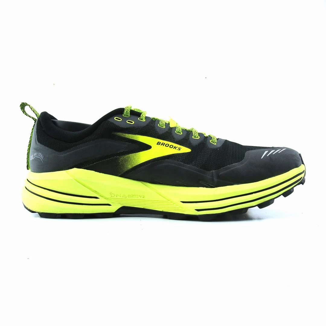 BROOKS CASCADIA 16 performance running shoe visuals