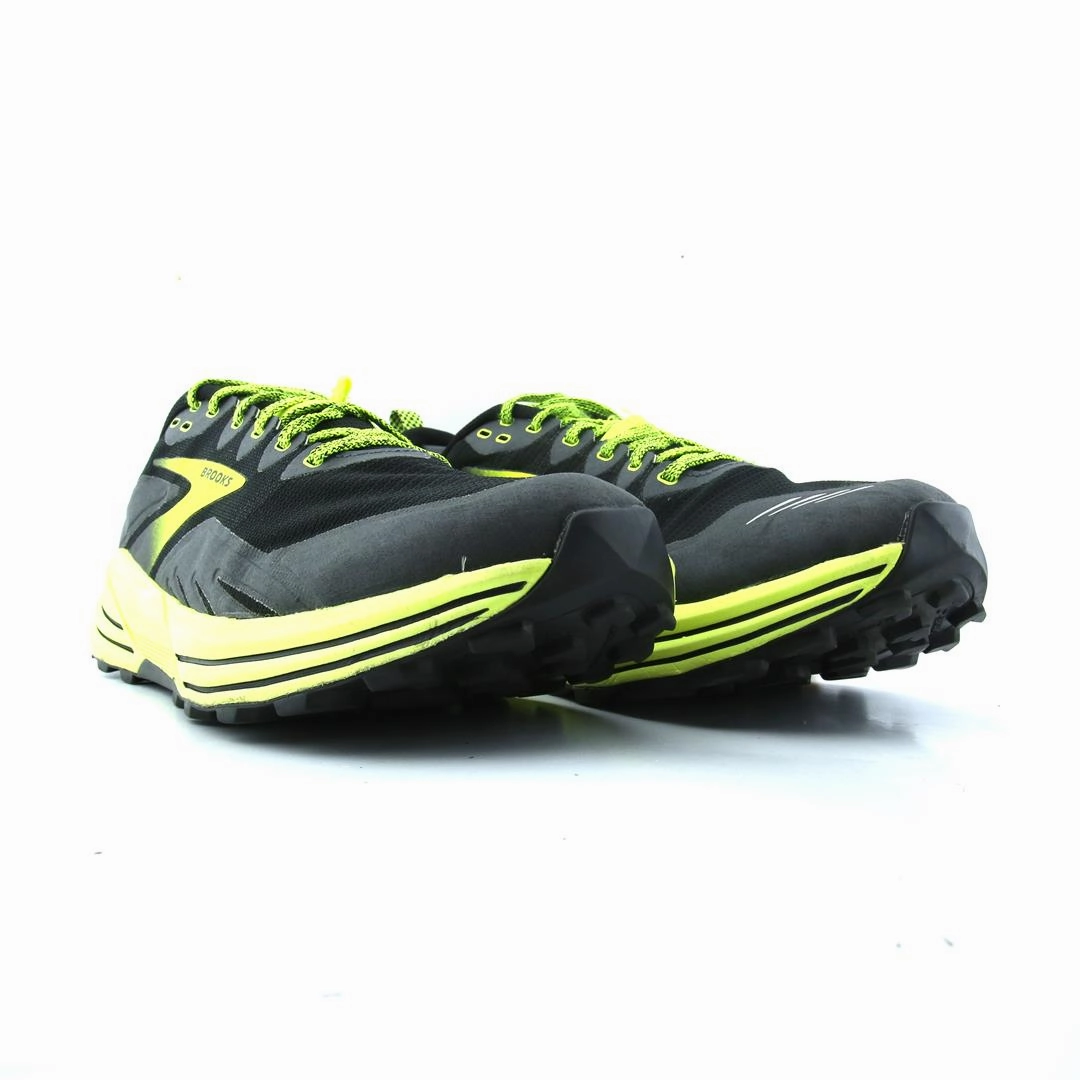 BROOKS CASCADIA 16 performance running shoe visuals
