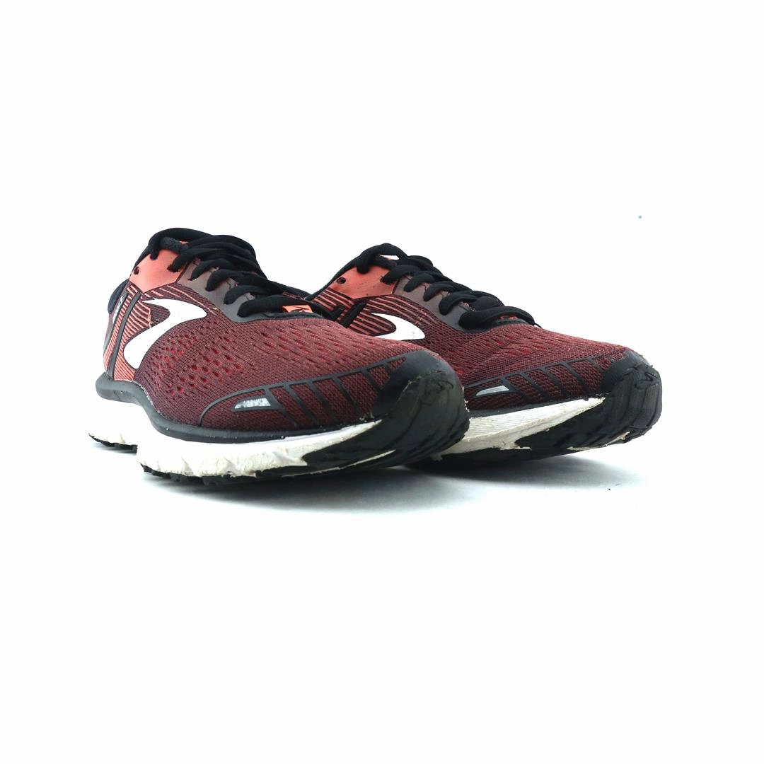 BROOKS DEFYANCE 11 performance running shoe visuals