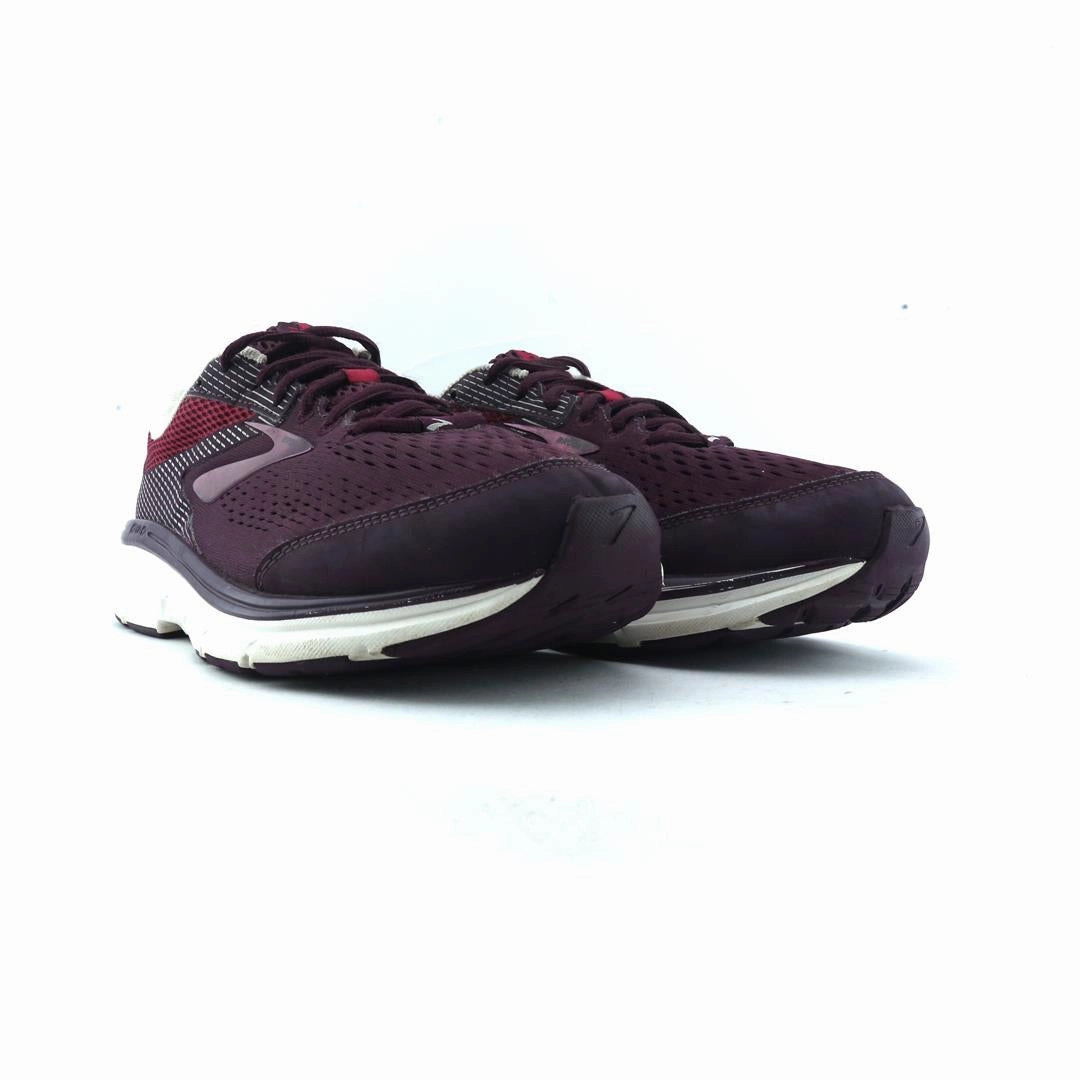 BROOKS  DYAD 11 performance running shoe visuals