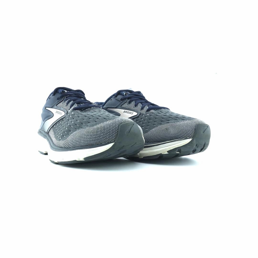 BROOKS DYAD 11 performance running shoe visuals