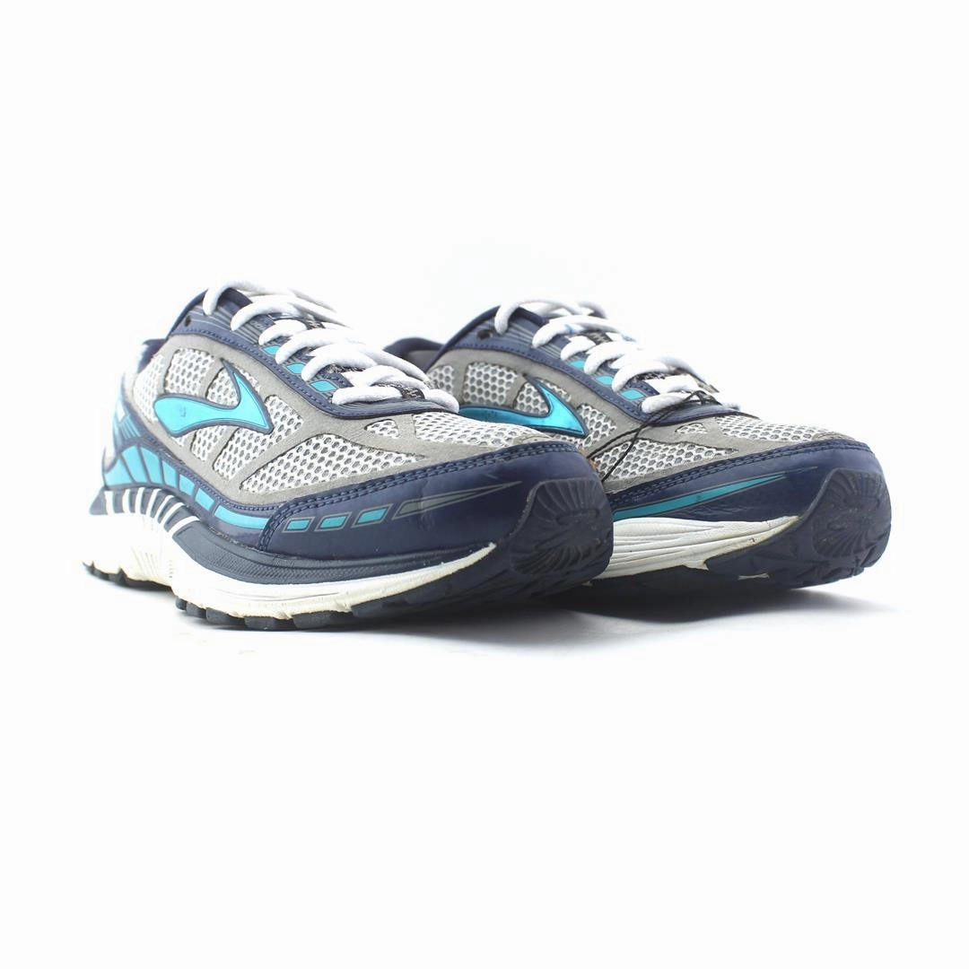 BROOKS DYAD 8 Brooks running shoe close-ups