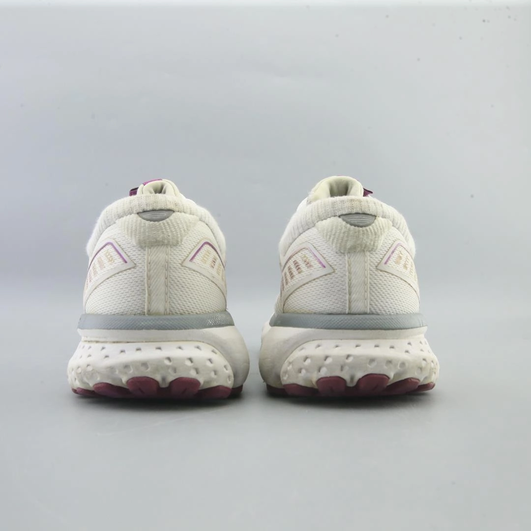 BROOKS GHOST 12 Brooks running shoe close-ups