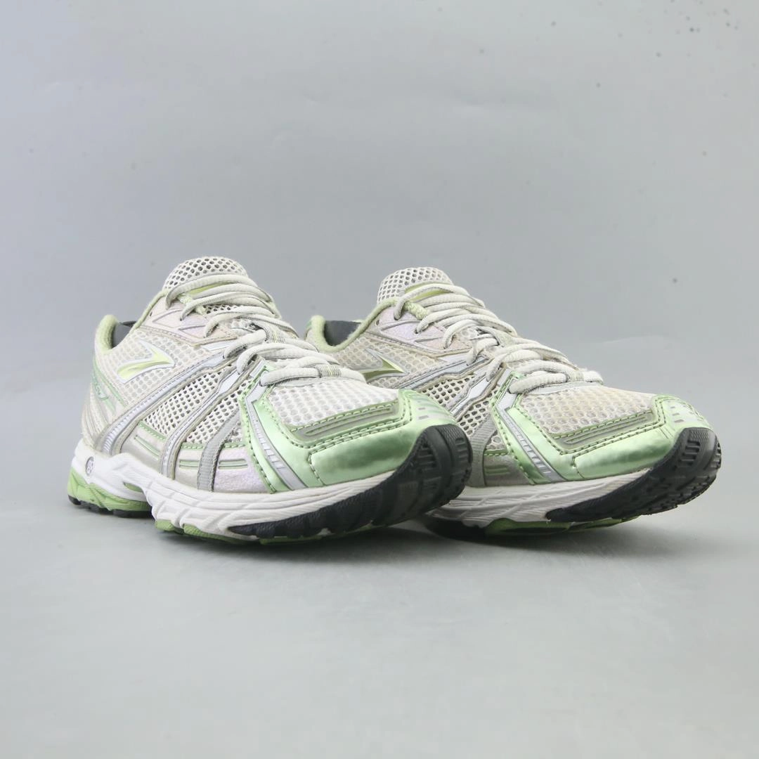 BROOKS GHOST Brooks running shoe close-ups