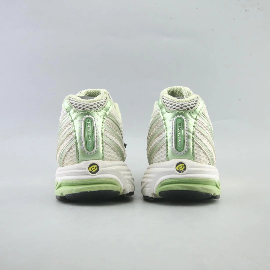 BROOKS GHOST Brooks running shoe close-ups