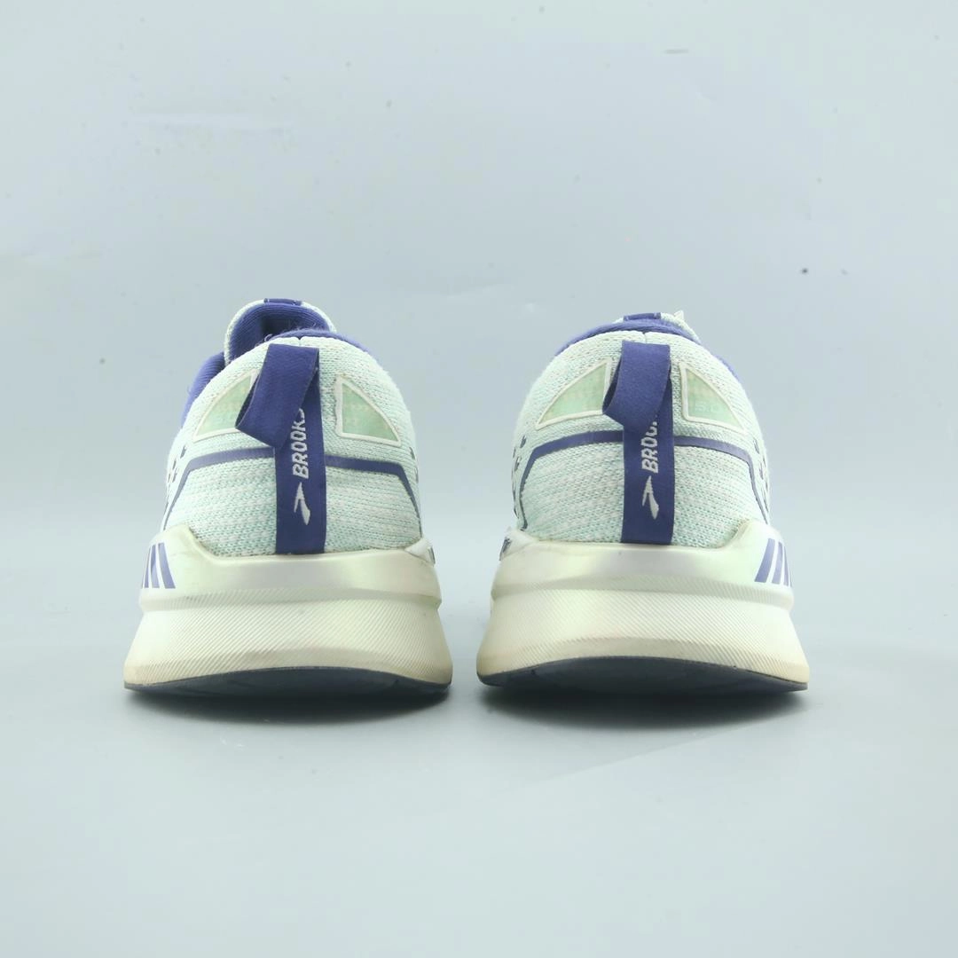 BROOKS LEVITATE GTS 5 lightweight running shoe photos