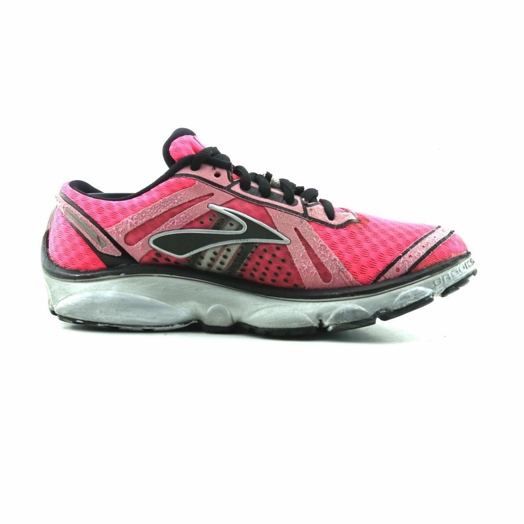BROOKS PURE CADENCE performance running shoe visuals