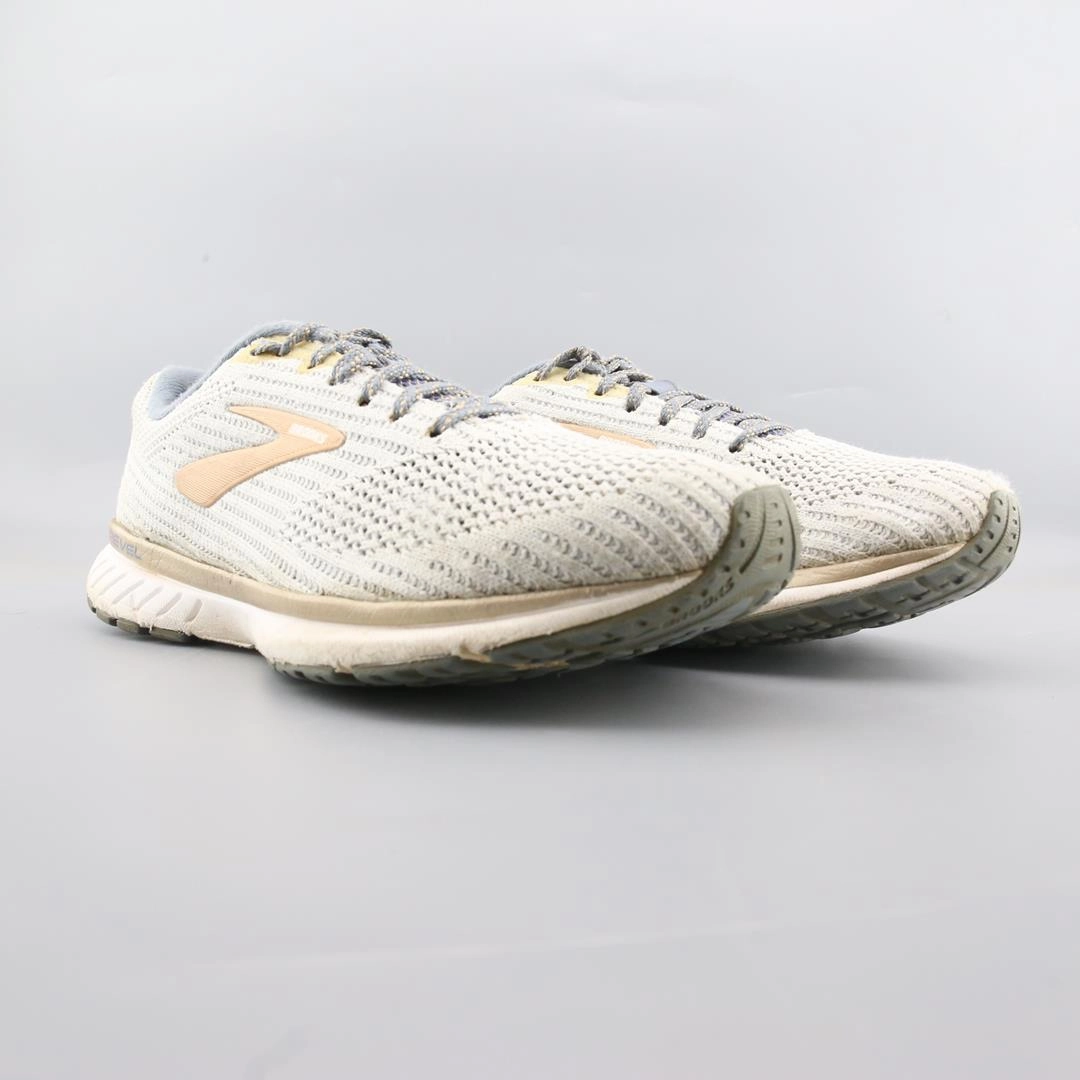 BROOKS REVEL 3 Brooks running footwear shots