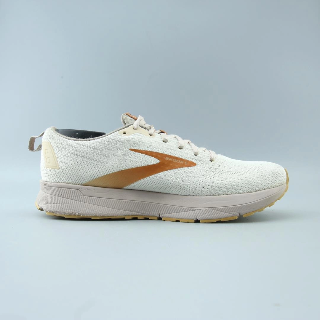 BROOKS REVEL 4 performance running shoe visuals