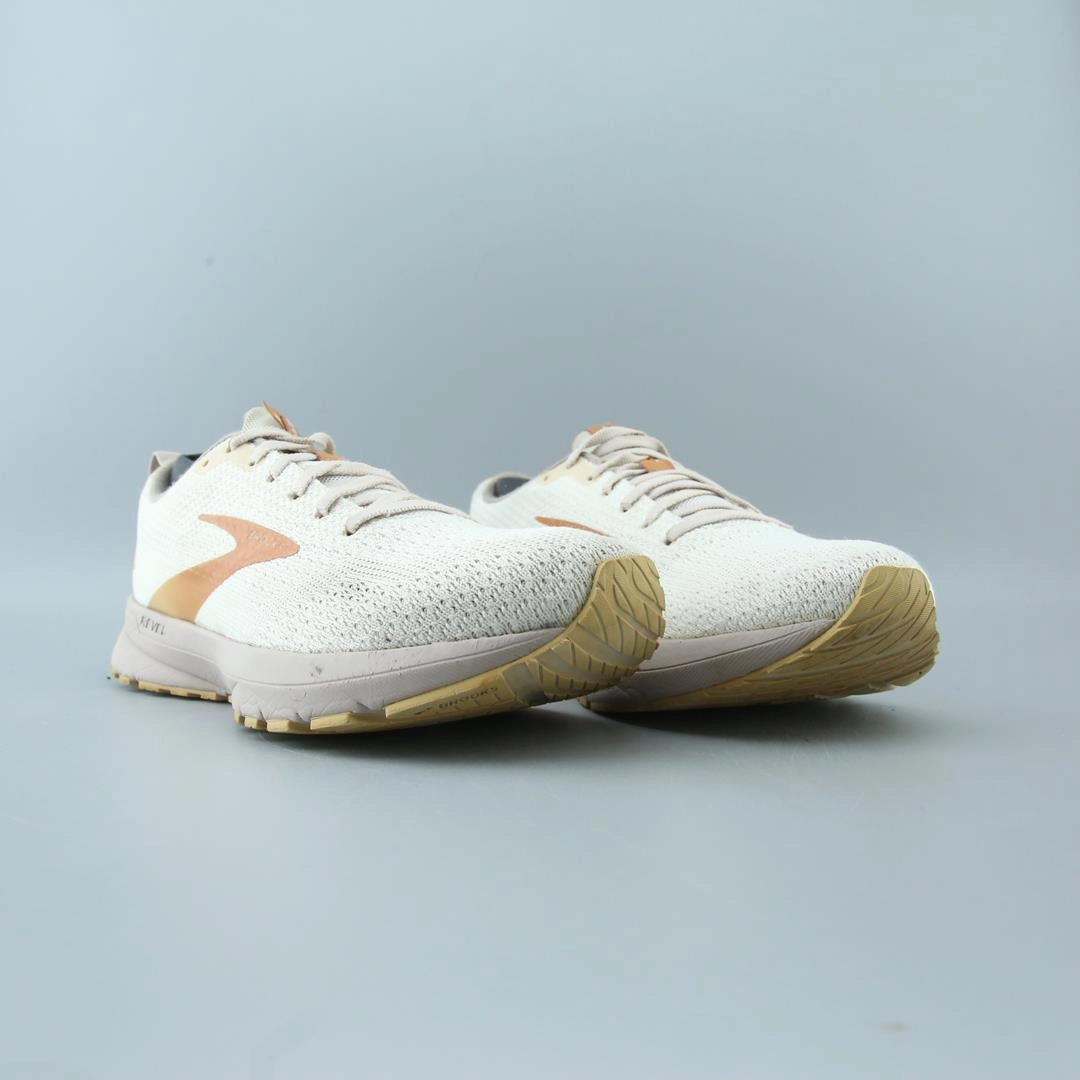 BROOKS REVEL 4 performance running shoe visuals