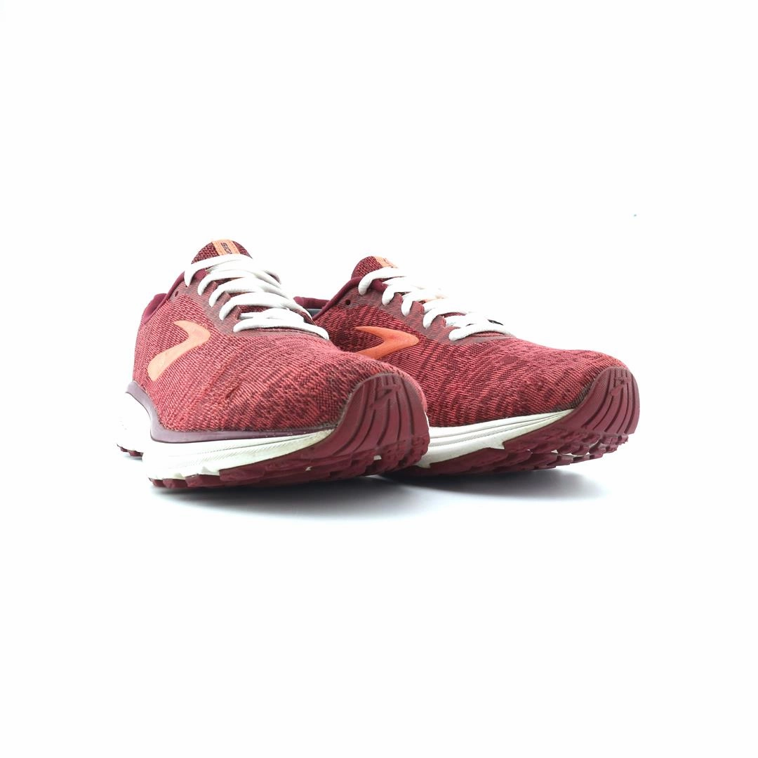 BROOKS SIGNAL performance running shoe visuals