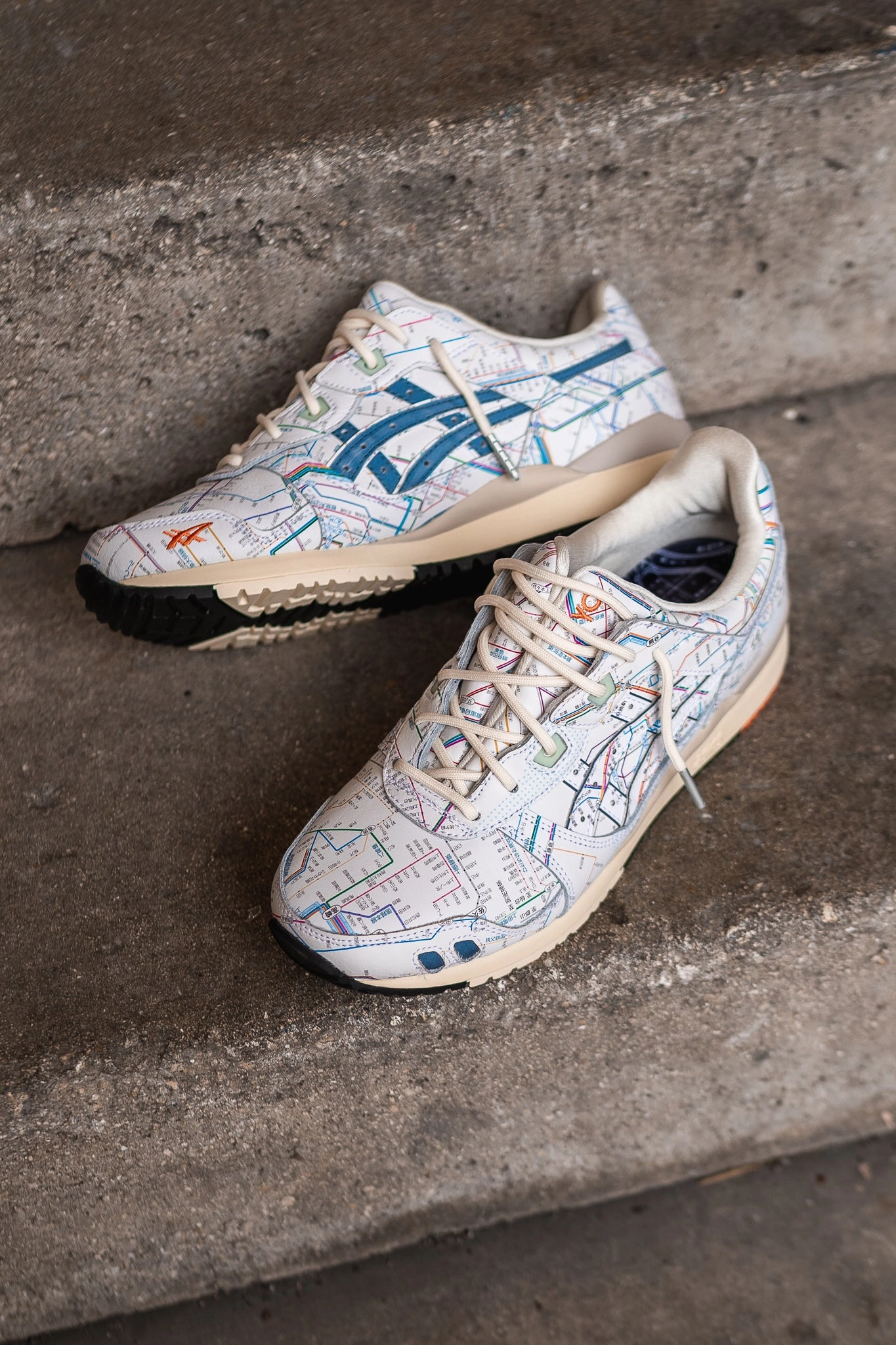 Mens Asics Gel-Lyte 3 TOKYO Subway Pack (White/Peacoat) running shoe close-up shots