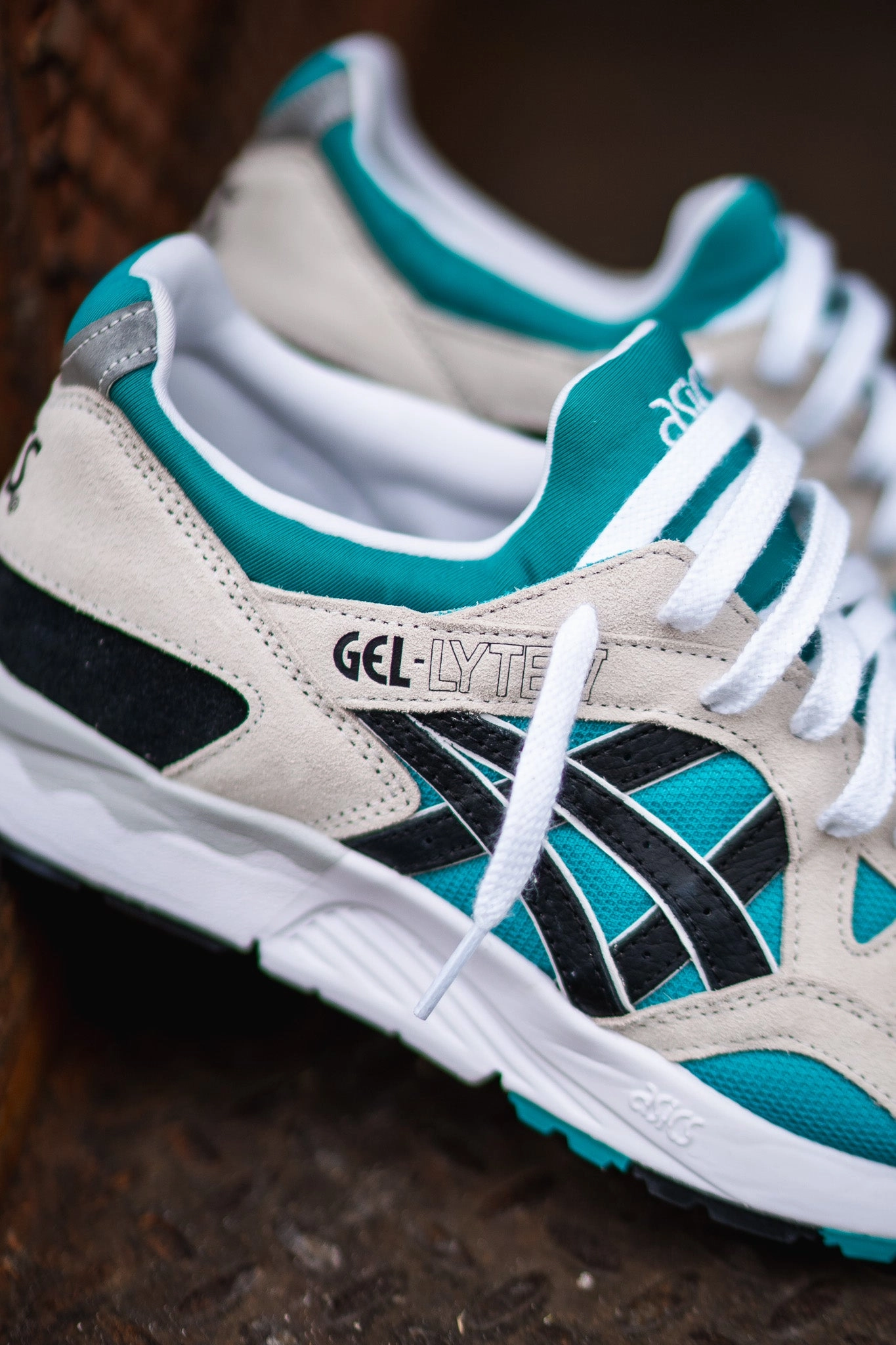 Mens Asics Gel-Lyte V (Baltic Jewel/Black) running shoe close-up shots