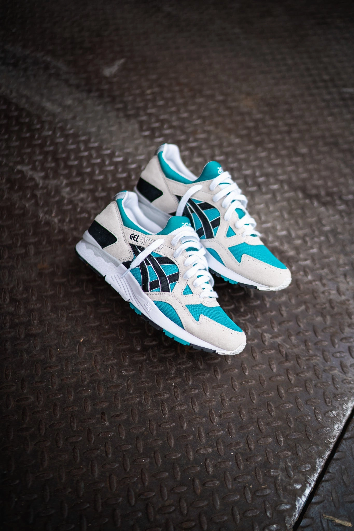 Mens Asics Gel-Lyte V (Baltic Jewel/Black) running shoe close-up shots