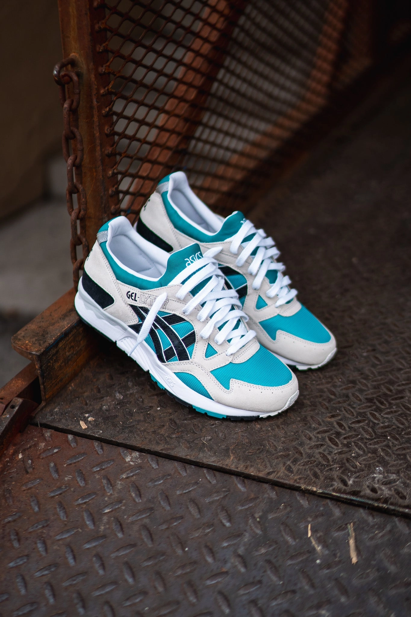 Mens Asics Gel-Lyte V (Baltic Jewel/Black) running shoe close-up shots