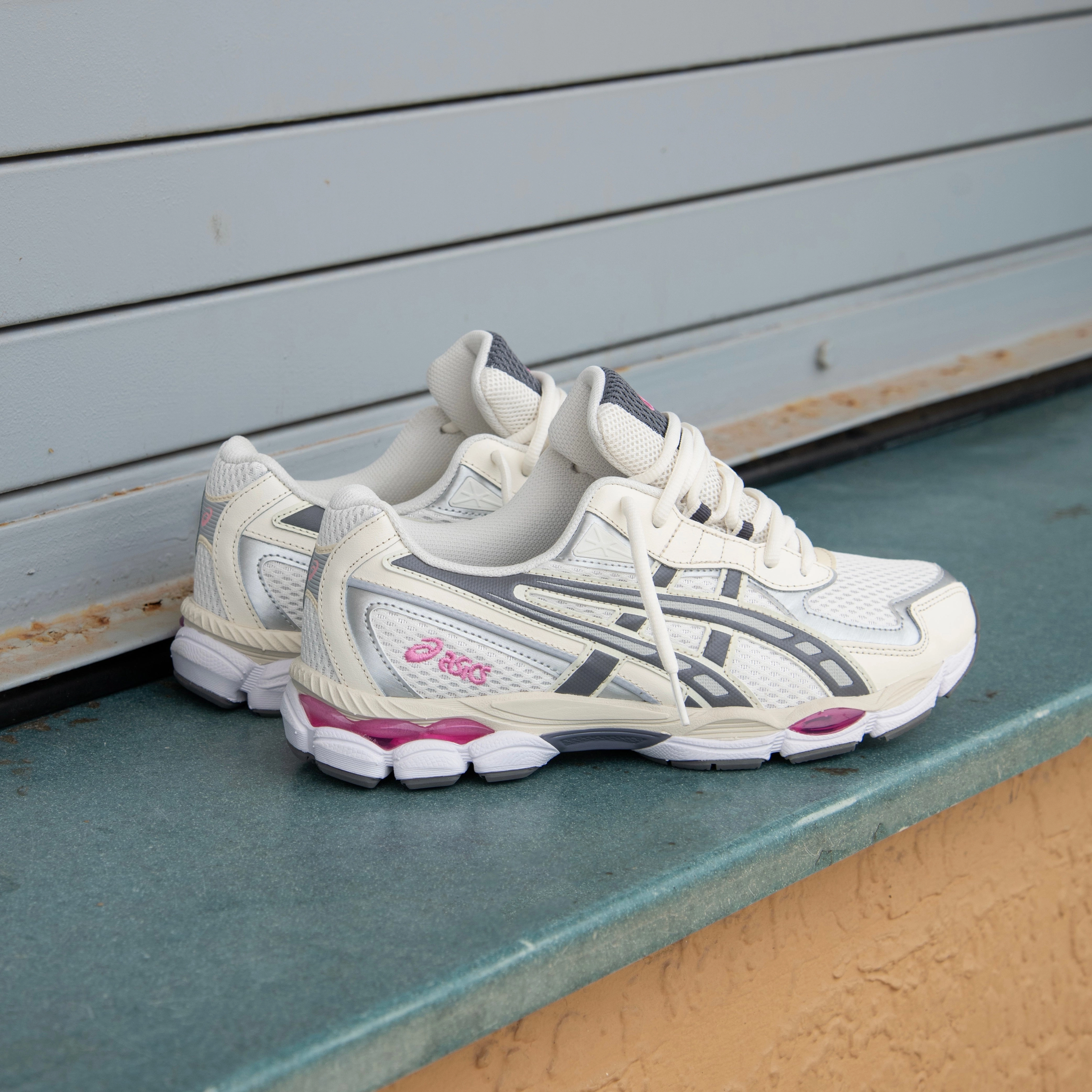 Mens Asics Gel-NYC 2055 (Cream/Carbon) running shoe close-up shots