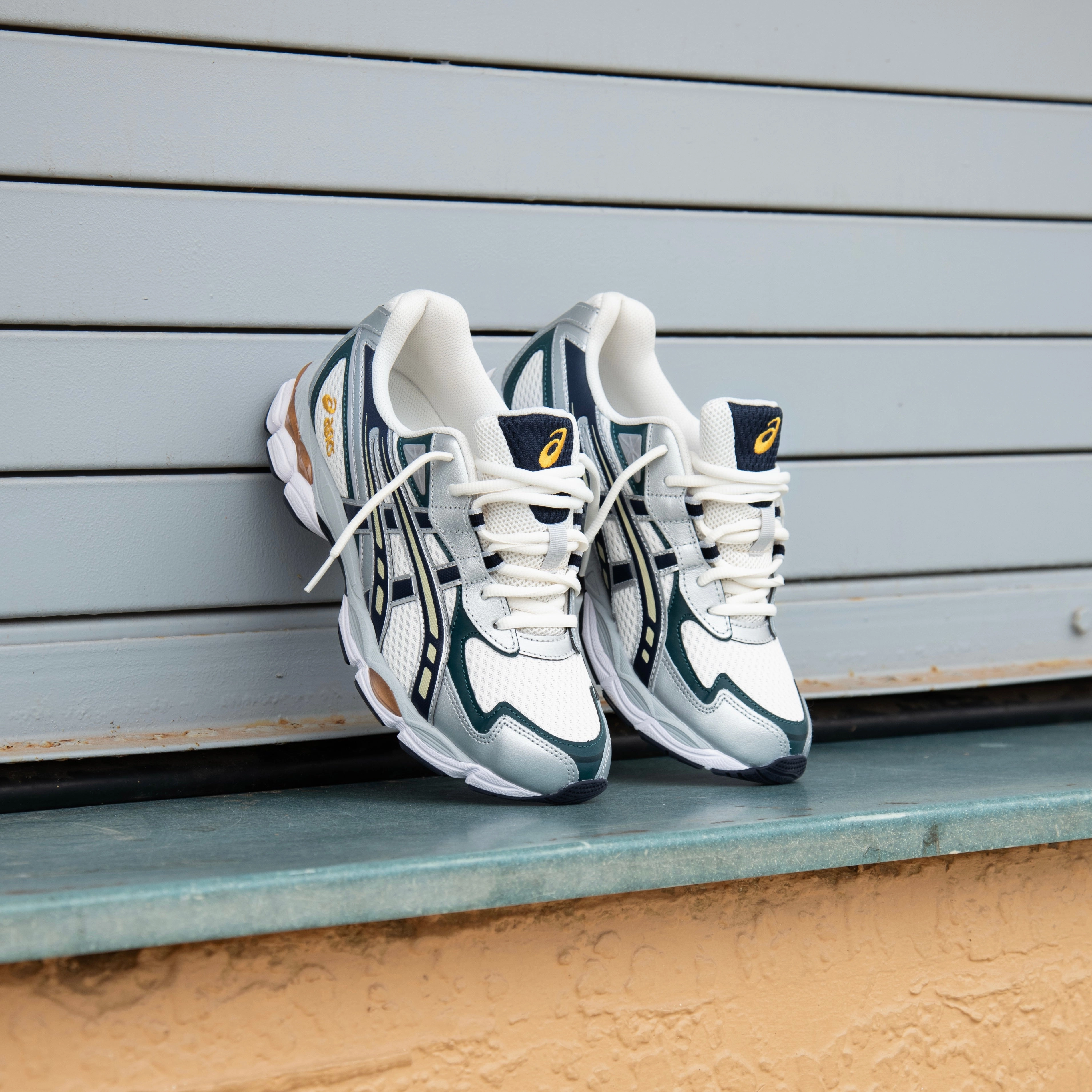 Mens Asics Gel-NYC 2055 (Cream/Midnight) running shoe close-up shots