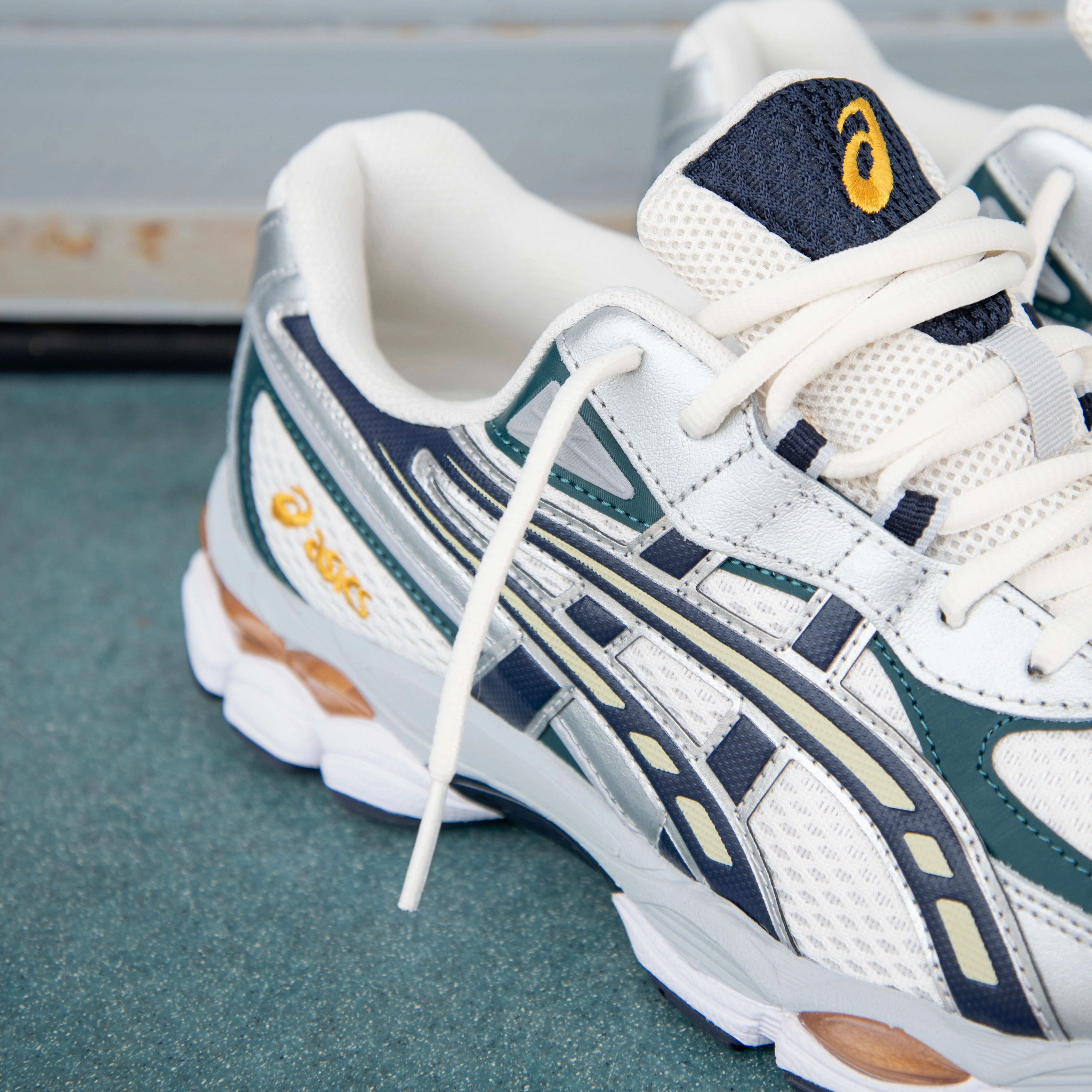 Mens Asics Gel-NYC 2055 (Cream/Midnight) running shoe close-up shots